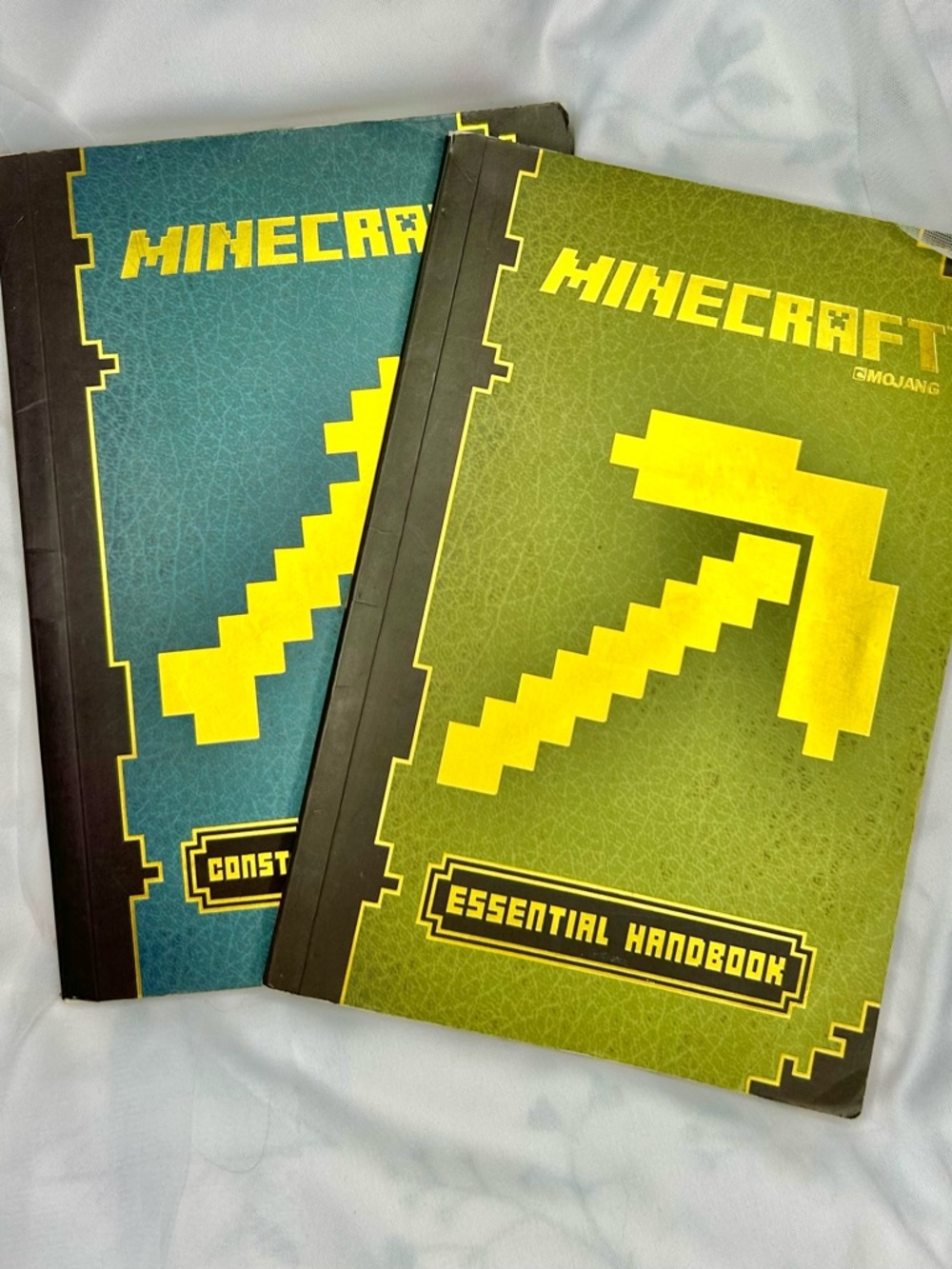 Minecraft Handbooks - Green essential and Blue construction
